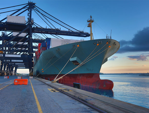 Barco en puerto - Importaciones y Exportaciones